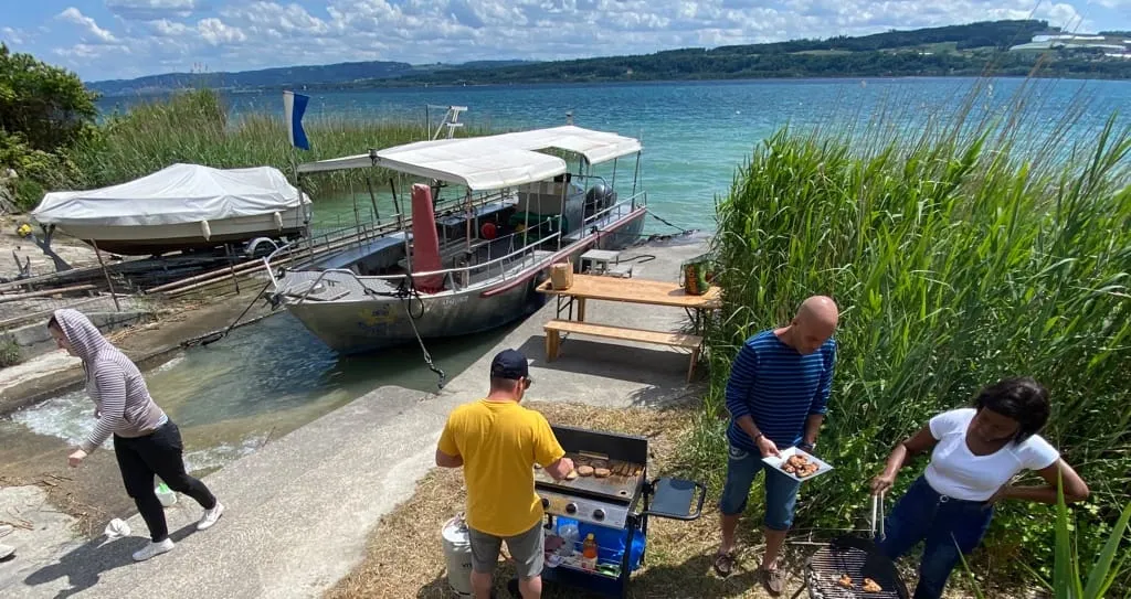 Grillieren am Seeufer vor dem Clubboot