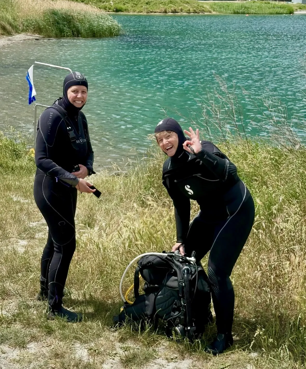 Deux plongeuses au bord d’un lac avant la mise à l’eau